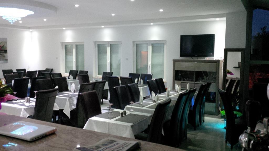 Hotel Restaurant Le Mistral Peipin Екстериор снимка